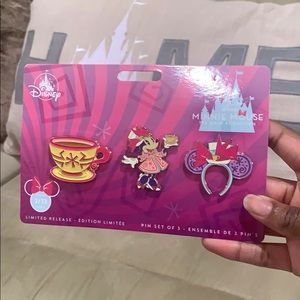 Minnie Mouse the Main Attraction Pins